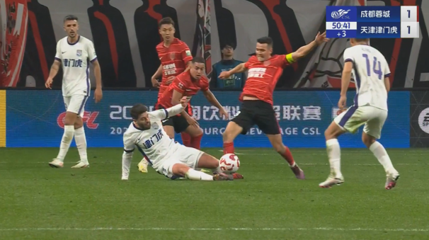 媒体人谈周定洋染红:判罚标准的矫枉过正,他很难预料会踩到脚踝