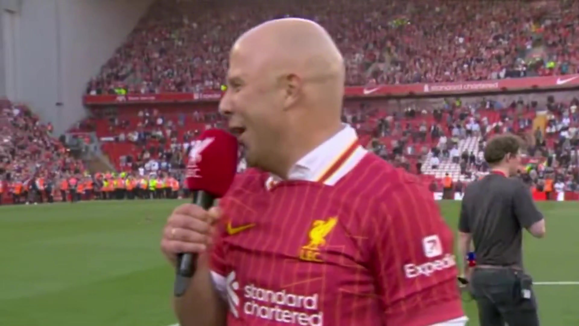 投桃报李！克洛普退休前带头唱斯洛特之歌，今天斯洛特唱渣叔之歌