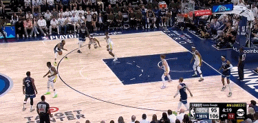 予取予求！兰德尔接球直面篮筐 滑翔拉杆躲过防守反篮潇洒命中