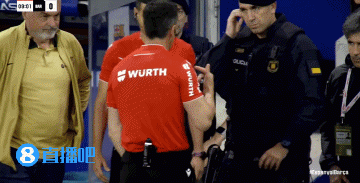 插曲！球场外汽车失控撞入人群，主裁暂停比赛和球场安保沟通